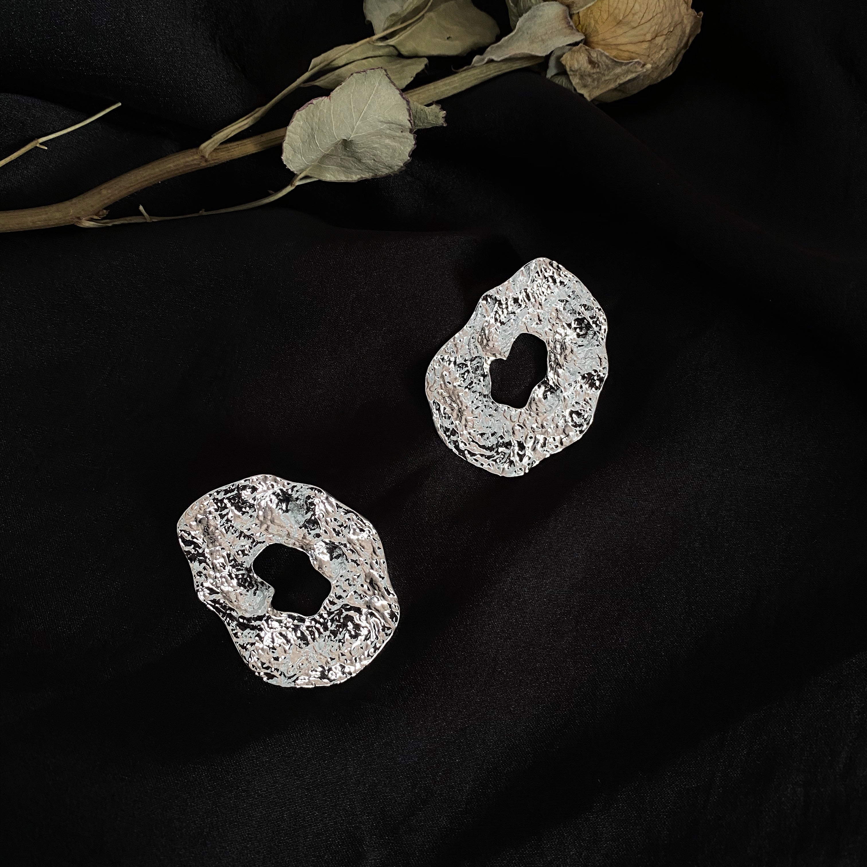 Hollow metal earrings - Shop NCLC